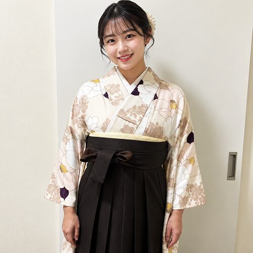 卒業袴を着た女性