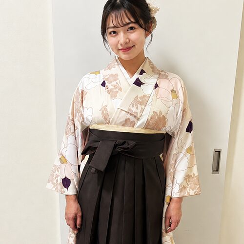 卒業袴を着た女性