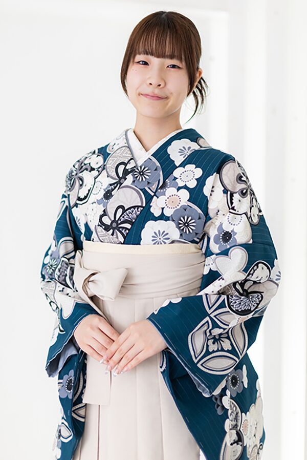 袴を着た若い女性